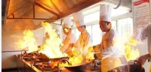 厨师平时是怎么工作的,作为一个厨师应具备什么能力