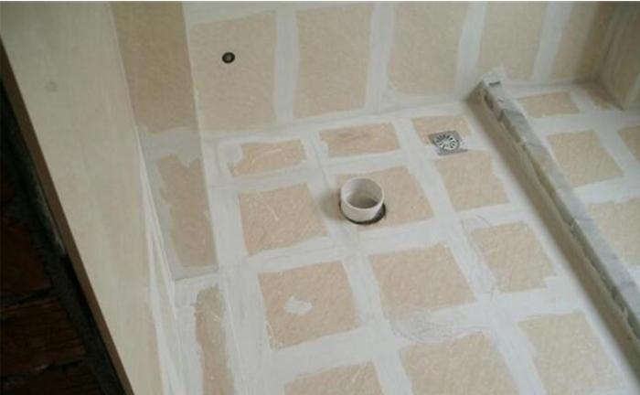 让师傅做平缝说砖不平,自己给地砖填缝