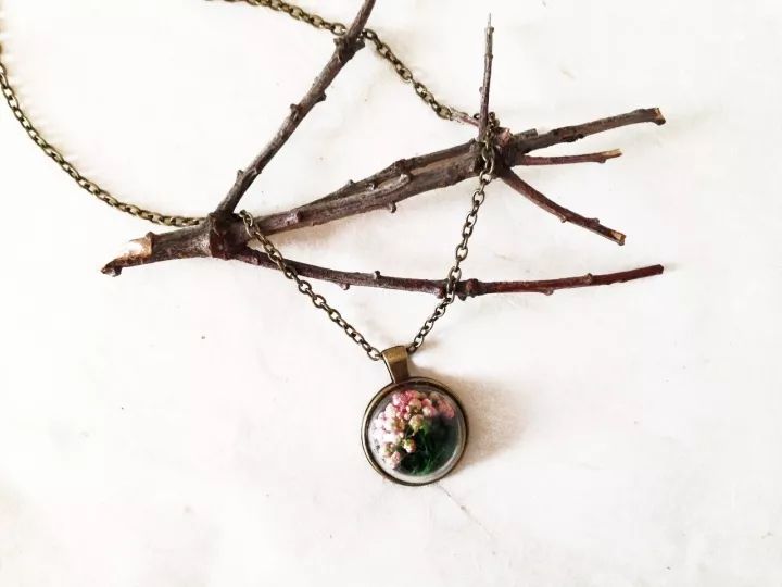 她31岁放弃北漂，回归自然，用枯枝败叶，打造了一个梦幻森林