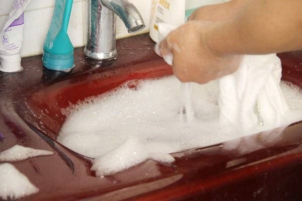 衣服上红酒酒渍能清除吗,衣服沾了红酒洗不掉的污渍怎么办