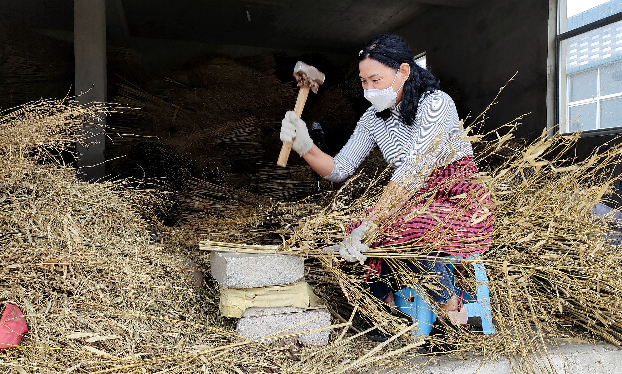 绑扫把老手艺即将失传的手艺,怎么扎竹扫把最简单方法