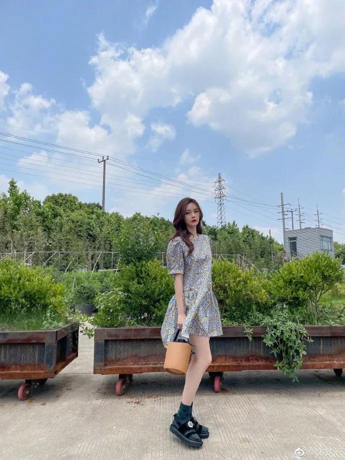 今夏最值得入手的4双网红凉鞋,圆头高跟凉鞋今夏最洋气