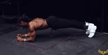 肌肉猛男展示腹肌胸肌,肌肉男八块腹肌和强壮的胸肌