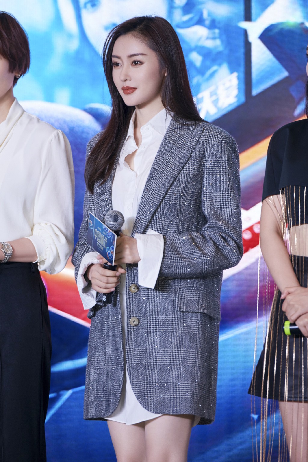 张天爱穿水钻格纹西装,张天爱黑色衬衫裙骑士靴酷飒率性