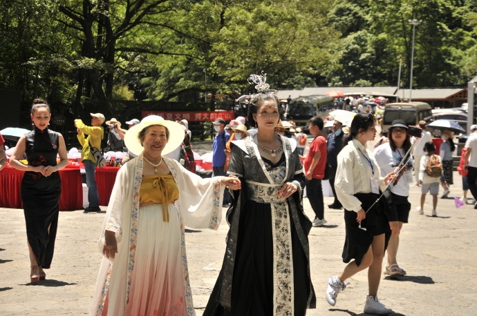 第四届冠礼台华服文化季启动发布会在湖南张家界隆重开幕