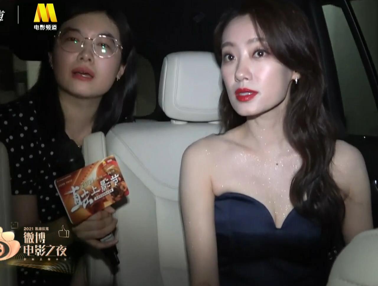 张小斐现在还跟着贾玲么,贾玲和张小斐合起来的样子