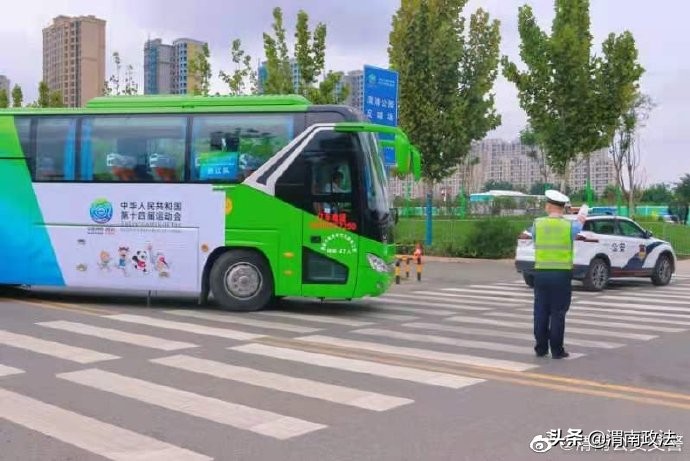 护航十四运交警救助事故伤者,护航十四运公安