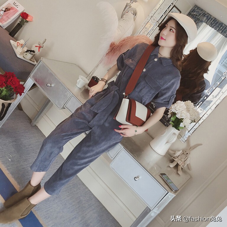 气质连体裤洋气减龄女人味十足,女人味十足的亮面连体裤搭配