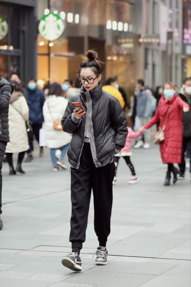 奶黄色短羽绒服穿什么裤子好看,运动羽绒服下面搭配什么裤子时尚