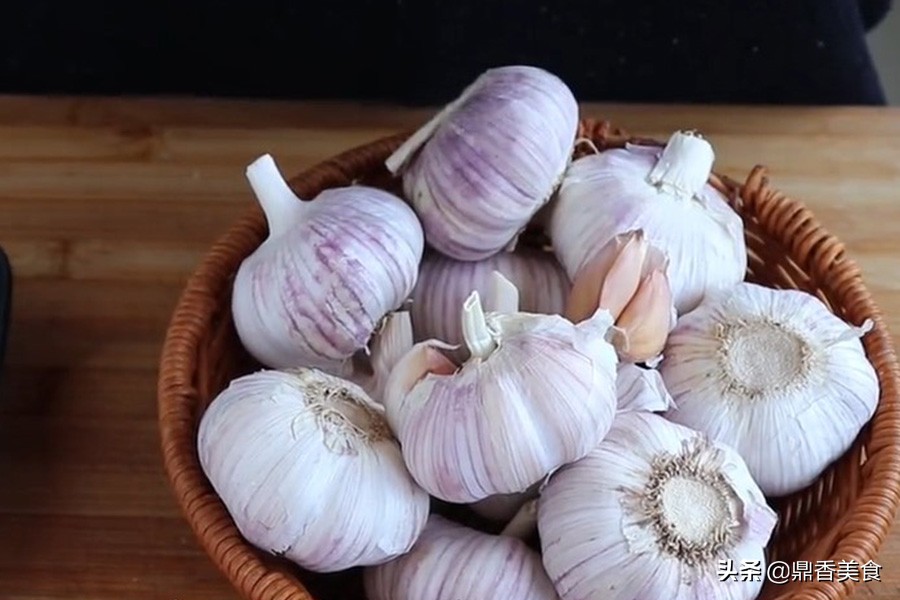 腌腊八蒜第二天上面有浮沫,腌腊八蒜时蒜瓣顶部去掉吗