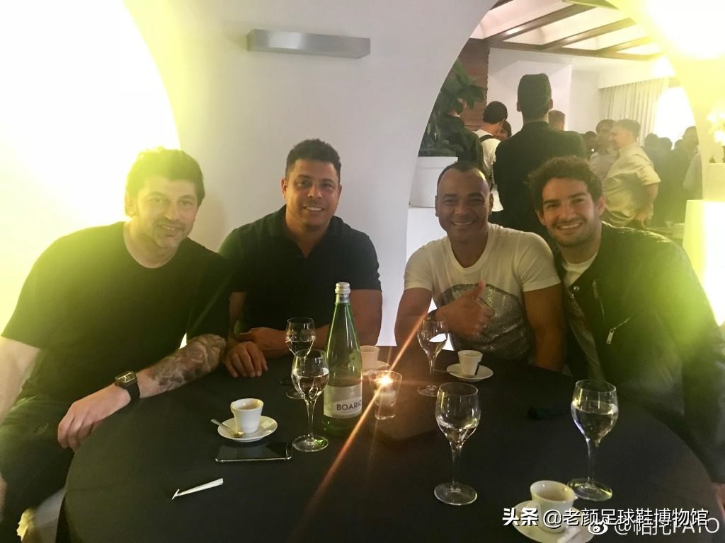 1600万欧的米兰左后卫，被伊布弄的身败名裂，退役半年当选副总理