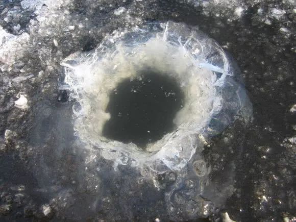 冬季冰钓钓深还是钓浅,冬季冰钓如何找鱼窝