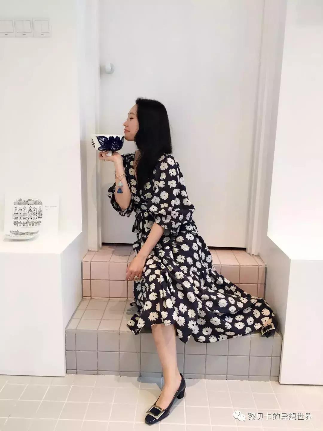 她们穿的连衣裙,她们穿的花裙子