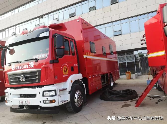 火焰蓝慰问白衣天使,火焰蓝与医护人员