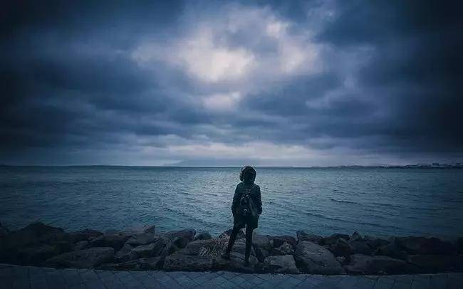 对身边的人总是不信任,总是怀疑不信任对方