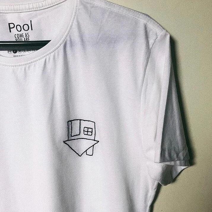 自己绣在衣服上的简单刺绣,手工刺绣t恤字母配色图片