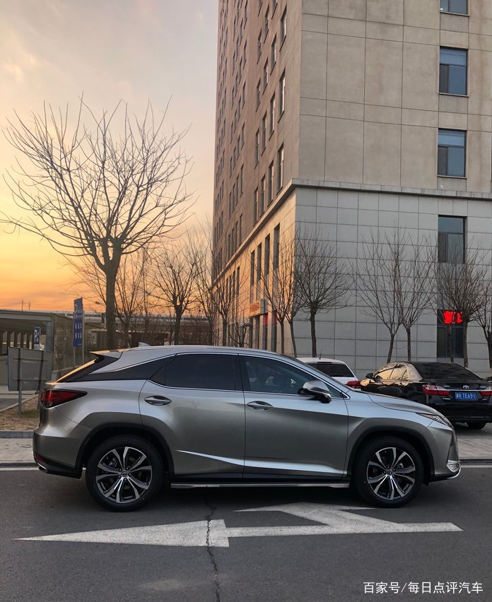 雷克萨斯RX的缺点有哪些？它落地64.96万贵？车主谈了实话