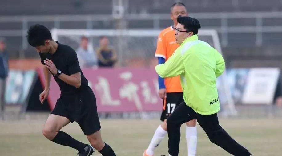 足球史上最奇葩的判罚,足坛10大奇葩裁判开枪射杀球员