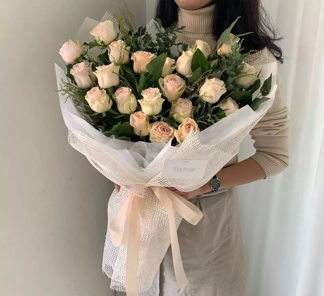 鲜花店日常换水整理花材,花要不要经常换水