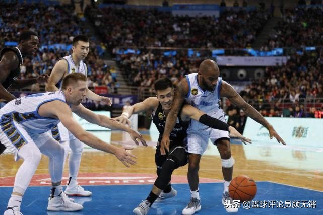 郭艾伦面对哈德森后后撤步三分,辽宁男篮22分逆转