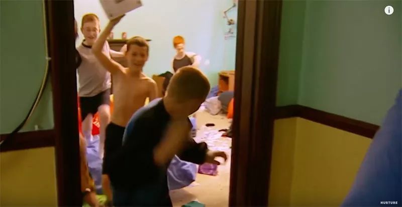 没有大人管的小孩子,没有大人管的孩子