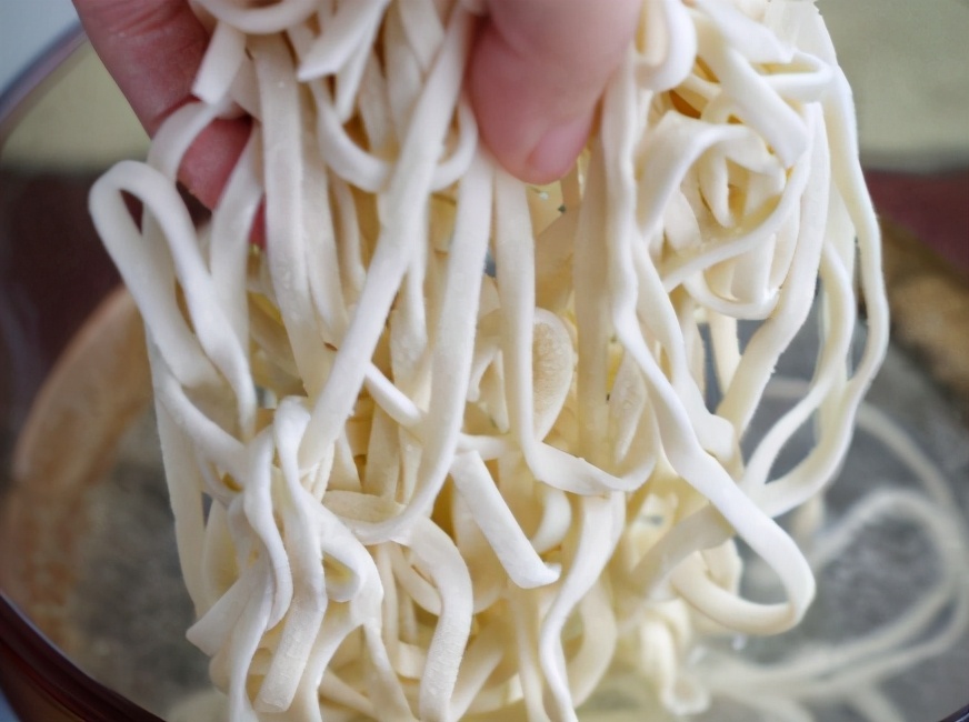 煮面条最忌讳水开下锅,煮面条怎么避免糊汤