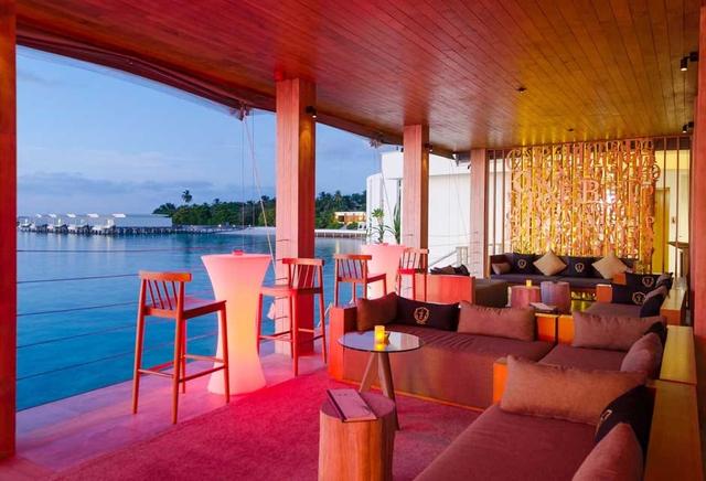 房间旁边就是泳池,房间旁边就是淋浴室