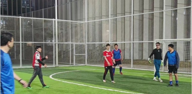 路人晒与鹿晗踢足球合照,鹿晗的素颜真实照片直播