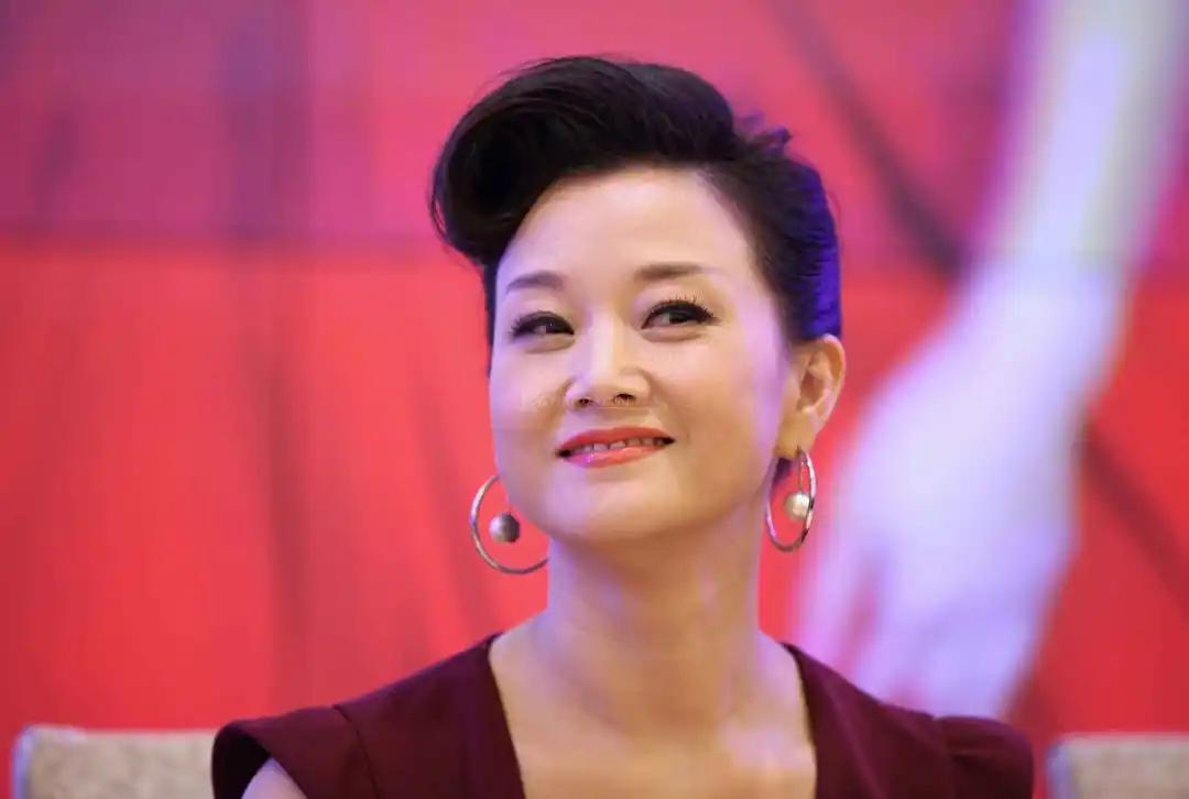 还记得唱《辣妹子》的*祖英宋**吗,她如今过得怎么样?