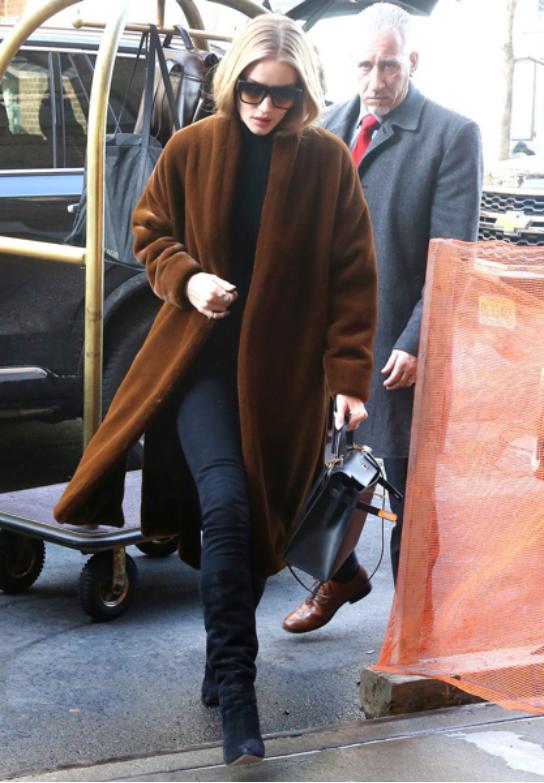 裤脚塞靴子好还是卷起来好,裤脚塞靴子