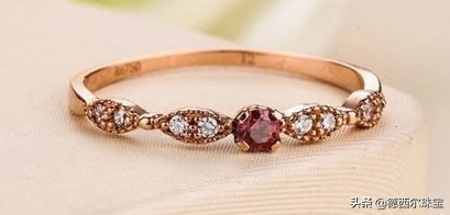 为什么钻戒都是18k金会褪色,婚戒为什么是银色的