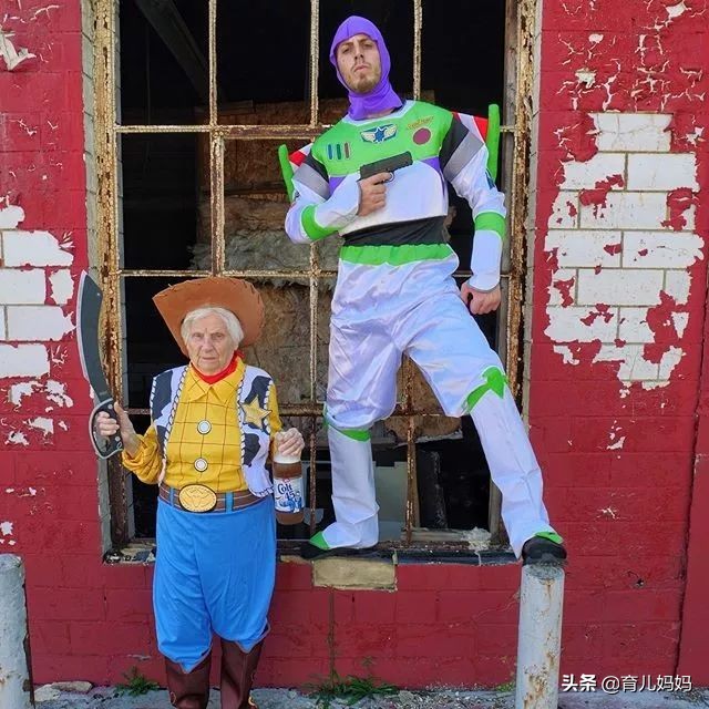 93岁奶奶恶搞27岁孙子一夜爆红！千万网友实力围观：奶奶太坑了！