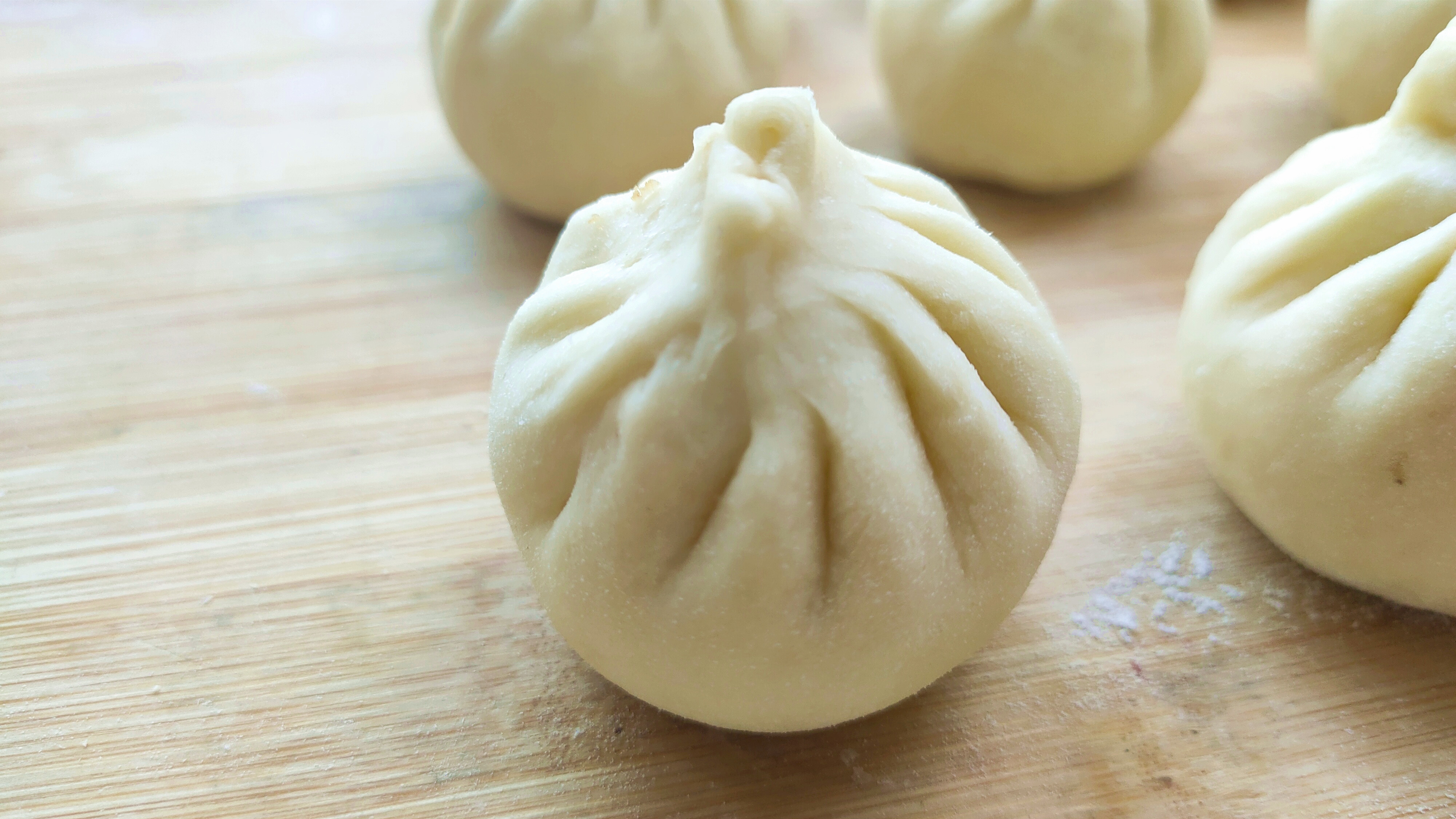 蒸包子发黄怎么回事,蒸包子怎么才能让包子膨胀松软白