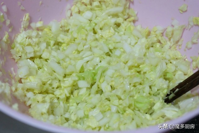 饺子什么馅最好吃现在这个季节,西红柿饺子馅这样调比肉饺子都香