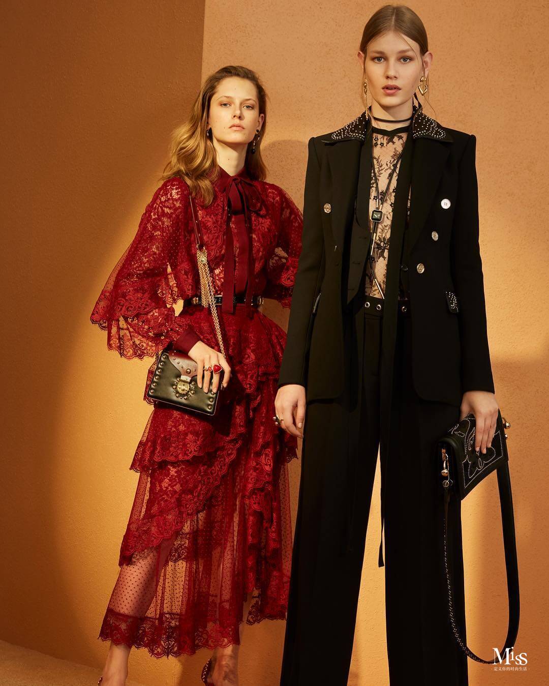 哑光妆容的魅力，在于提供漆黑的夜晚，展现色彩之美