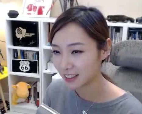 PDD在斗鱼主播直播间续费皇帝并刷50发超火助其成为斗鱼主机一哥