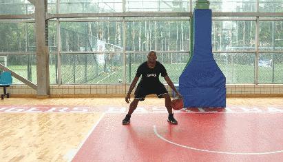 打篮球特别久还是很菜怎么办,打篮球怎么做到正确运球