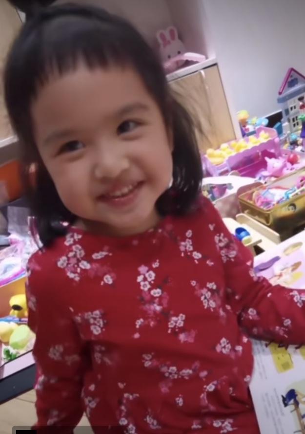 包贝尔女儿包饺子李现评论,包贝尔女儿搞笑饺子化身迷妹李现