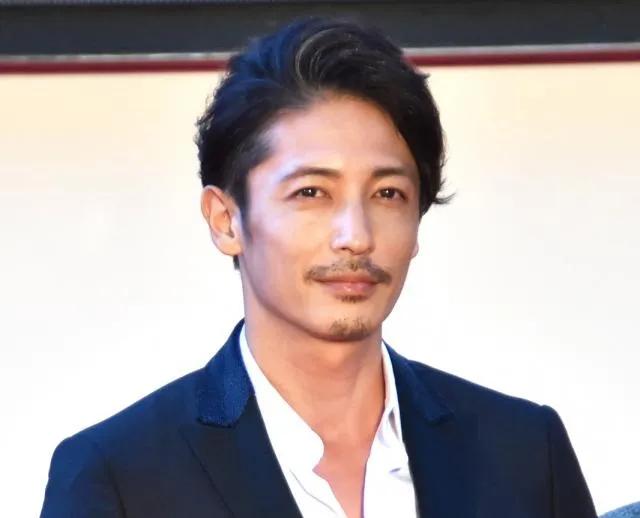 哪个男星演的狐狸精好看,长得像狐狸精的男明星