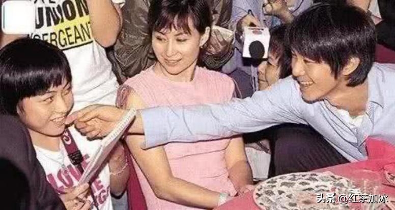 靠妈捐肾嫁入豪门，小娱记如何上位成为坐拥400亿的香港女首富？