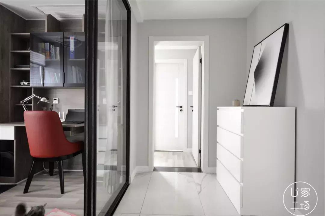 这种黑框玻璃门简直和小户型绝配,一切小黑屋都能被玻璃砖治愈