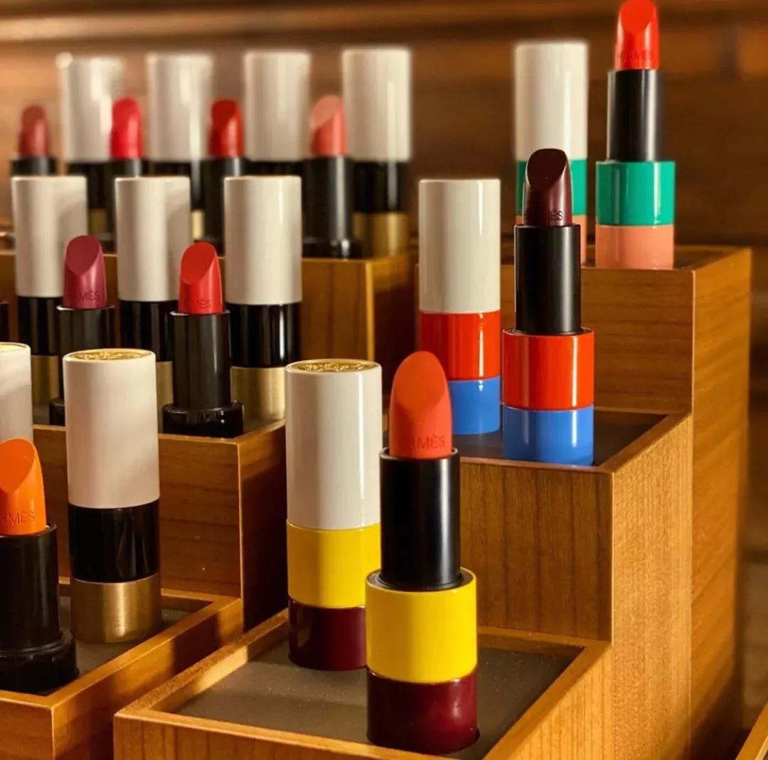 大型真香现场！爱马仕口红真的来啦！网友“设计一言难尽”