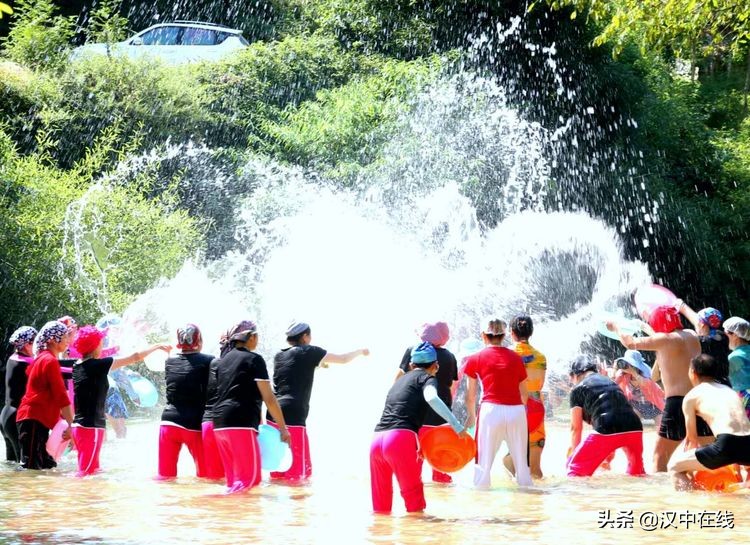 2020汉中水上表演,城固二里泼水