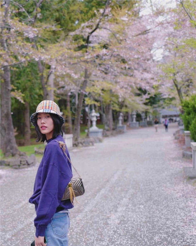 喜欢穿着简约的女人，来看看“复古运动风”，给你想象不到的时髦