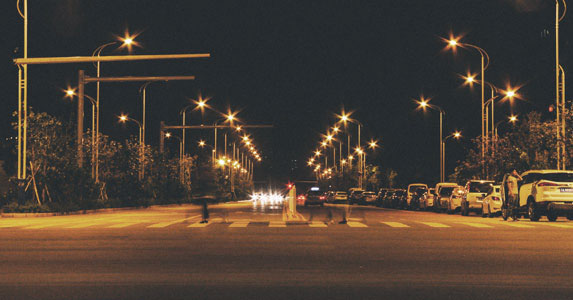 我深夜开出租,男子3次出高价托我捎东西,偷偷拆开我颤抖了