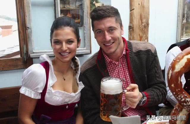 31岁足坛第1中锋第2次当爹！娇妻再产下1女，曾是空手道世界冠军