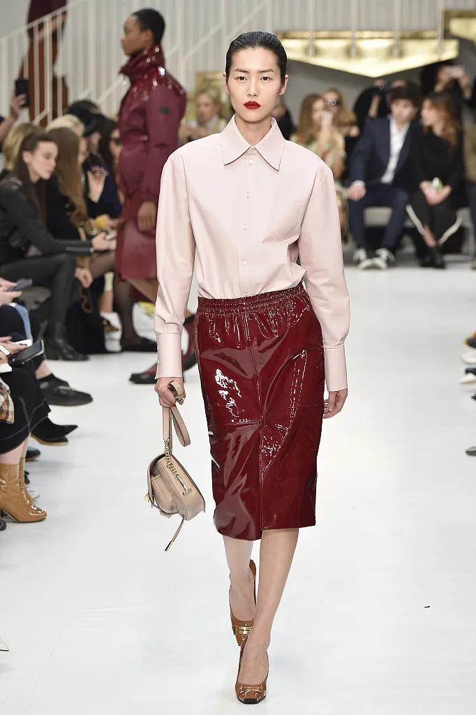 疯了，她的平胸才是顶级性感