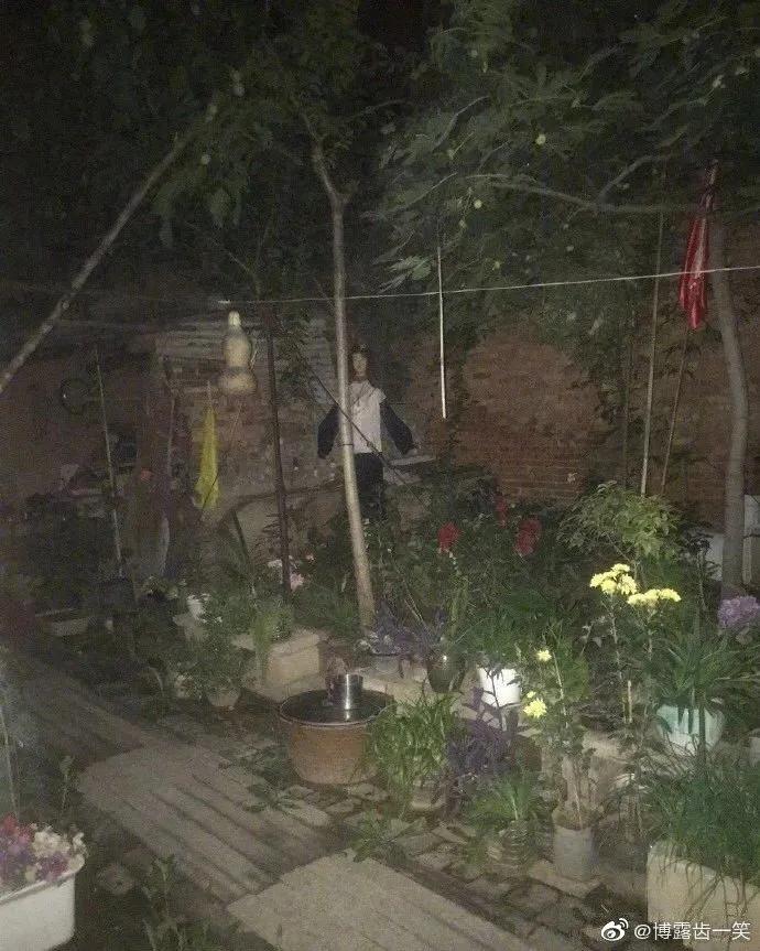 “男友给我买了套防狼泳衣，这怎么穿？”（漫画）