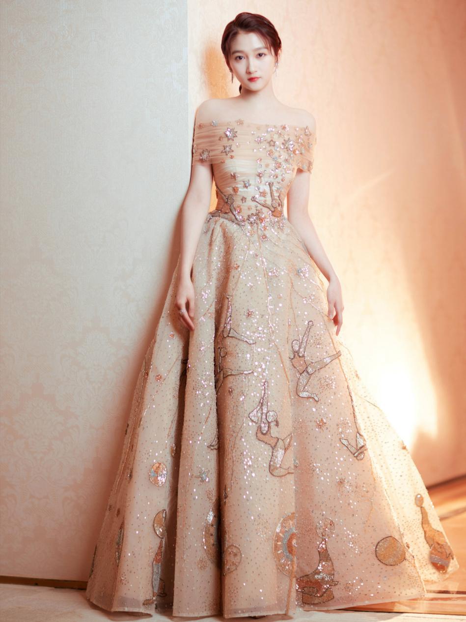 关晓彤闪光吊带裙look新鲜出炉,关晓彤黑纱裙出席活动