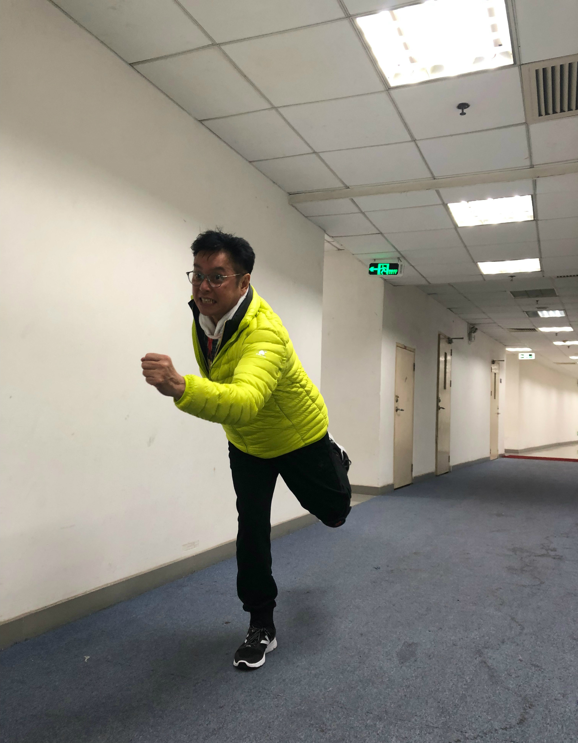 周润发谭咏麟爬山视频,周润发带群星爬山视频